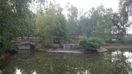 La terrasse de l'étang et le pont