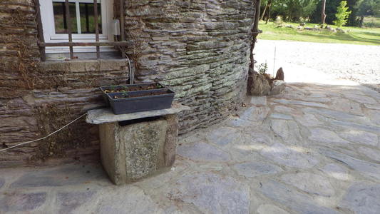 La terrasse en pierre autour du moulin